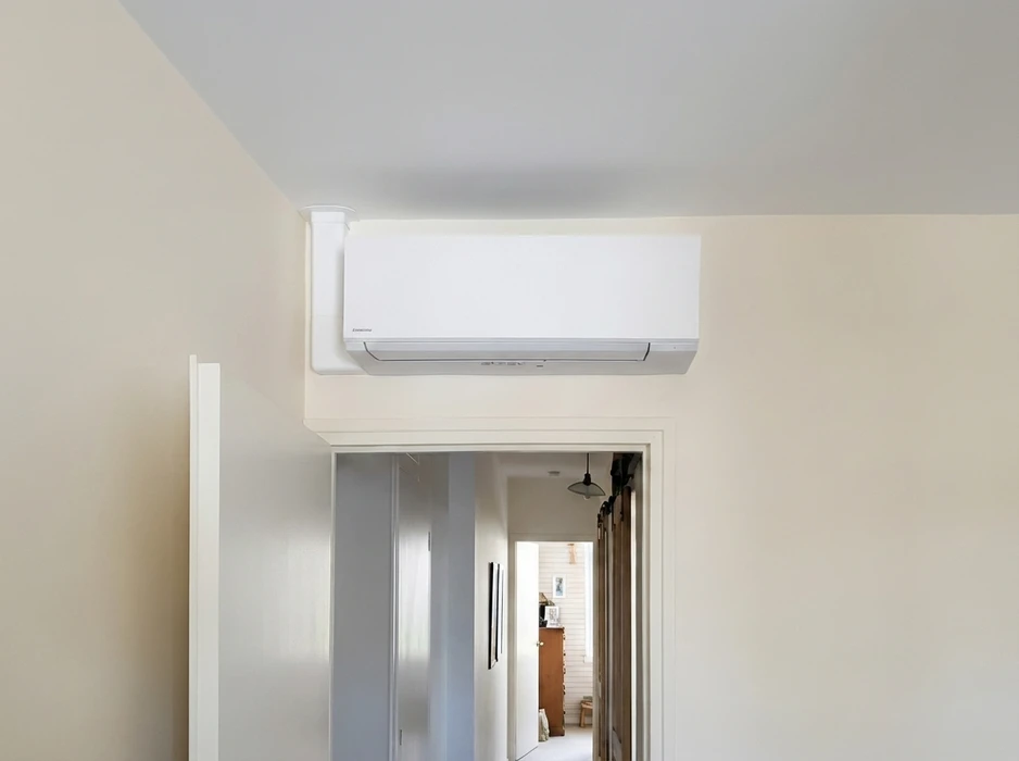Intérieur résidentiel, couloir lumineux aux murs beiges