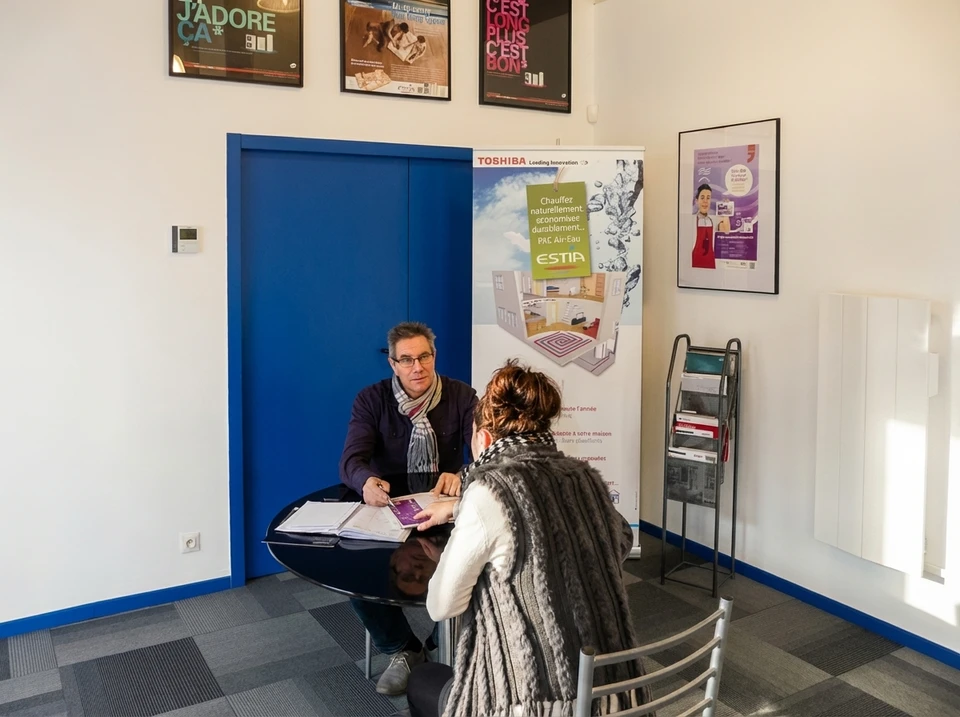 Trois personnes examinent l'intérieur d'une unité de climatisation dans un environnement professionnel blanc
