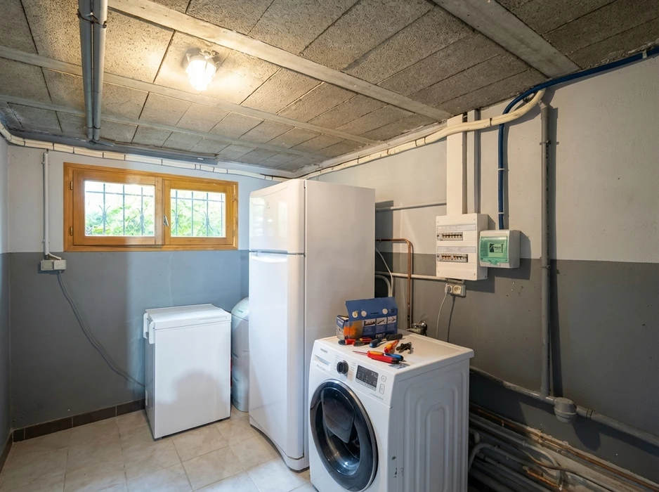 Unité intérieure de climatisation murale de marque Toshiba, installée en hauteur au-dessus d'une porte en bois foncé